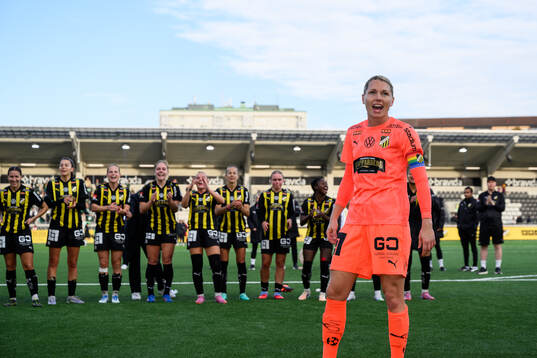 Häckens målvakt Jennifer Falk jublar