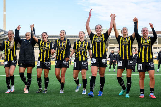 Häckens spelare jublar