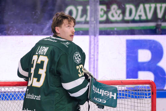 Färjestads målvakt Emil Larmi deppar