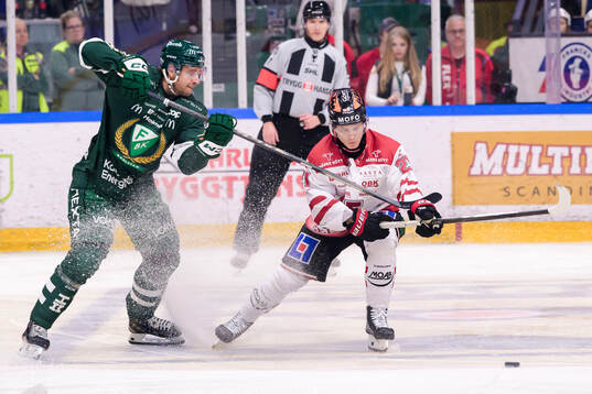 Färjestads Filip Roos och Örebros Patrik Puistola