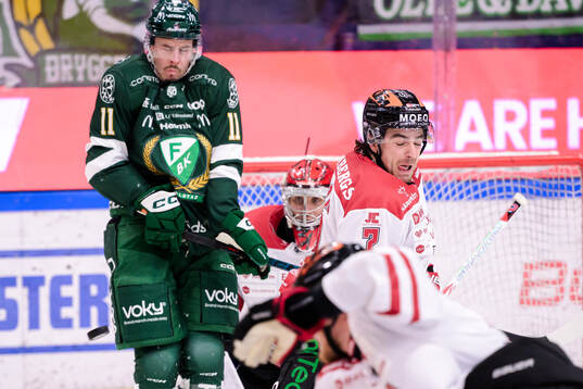 Färjestads Joakim Nygård och Örebros målvakt Jonas