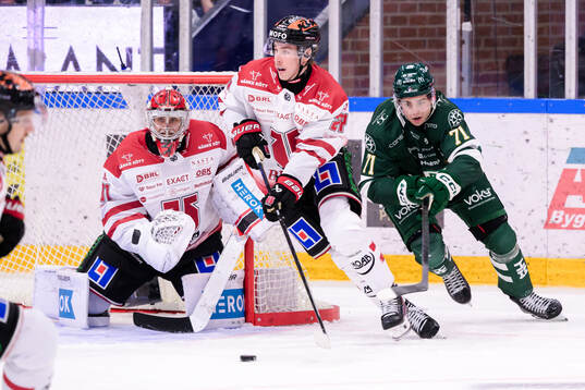Örebros målvakt Jonas Arntzen och Peetro Seppälä mot