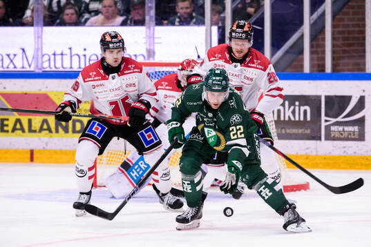 Örebros David Quenneville och Linus Arnesson mot
