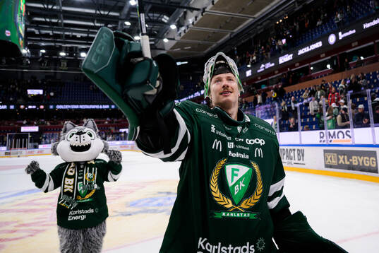 Färjestads målvakt Emil Larmi jublar