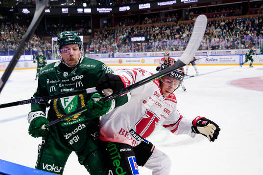 Färjestads Emil Alba och Örebros Peetro Seppälä