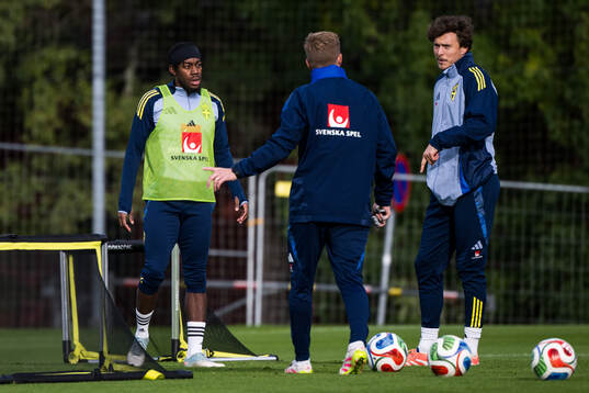 Anthony Elanga and Victor Nilsson Lindelöf of the Swedish