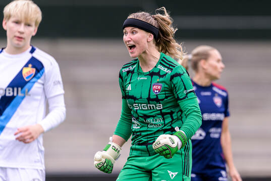 Djurgårdens Olivia Ulenius och Rosengårds målvakt