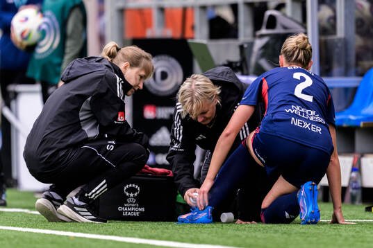 Rosengårds Thea Sørbo får vård av medicinsk personal