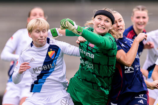 Djurgårdens Olivia Ulenius och Rosengårds målvakt