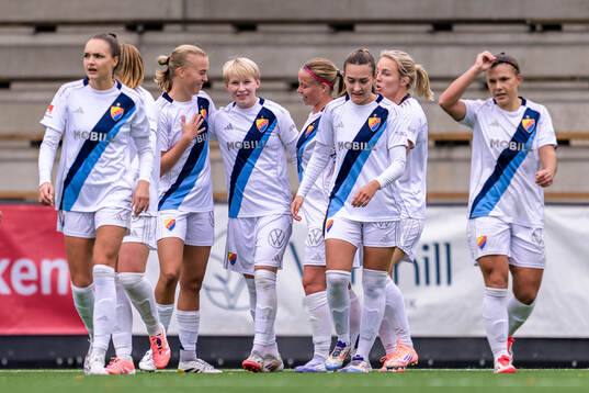 Djurgårdens Elin Westlund och Olivia Ulenius jublar