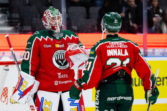 Frölundas målvakt Tobias Normann och Jere Innala jublar