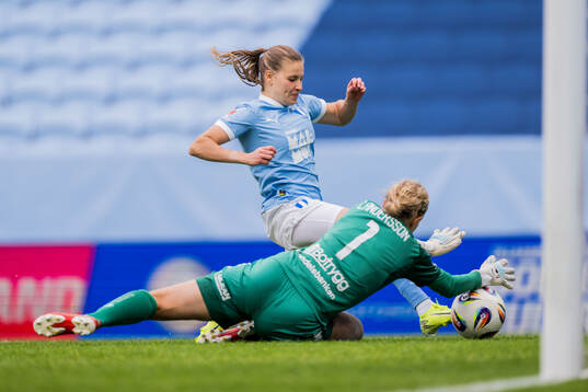 Malmö FFs Katariina Kosola och Linköpings målvakt Cajsa