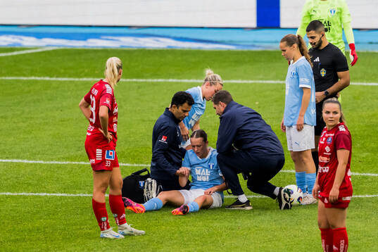 Malmö FFs Lovisa Breland får vård av medicinsk personal