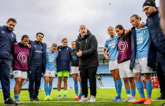 Malmö FFs tränare Jonas Valfridsson samlar spelarna