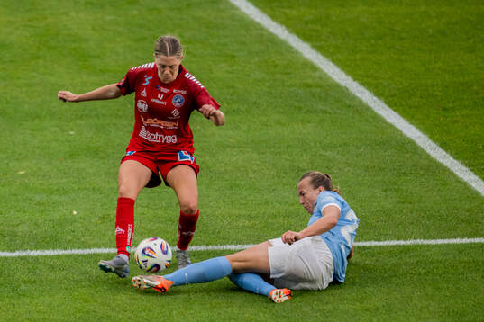 Linköpings Polly Doran och Malmö FFs Sara Kanutte