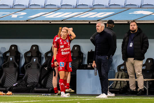 Linköpings Jonna Andersson och tränare Willie Kirk  deppar
