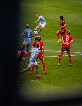 Malmö FFs Karoline Olesen testar skott