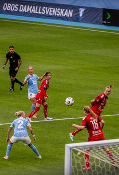 Malmö FFs Mia Persson testar skott förbi Linköpings Miu