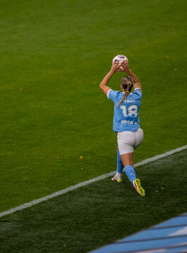 Malmö FFs Courtney Nevin med ett inkast