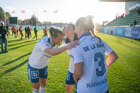 IFK Norrköping FKs Julia Karlernäs, Carrie Jones och