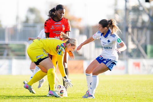 Kristianstads DFFs målvakt Moa Olsson, Waniya Hudson och