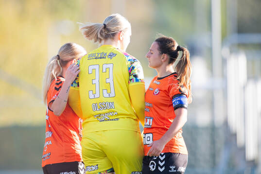 Kristianstads DFFs Tilda Persson, målvakt Moa Olsson och