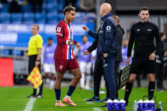Antonio Nusa and Head coach Ståle Solbakken of Norway