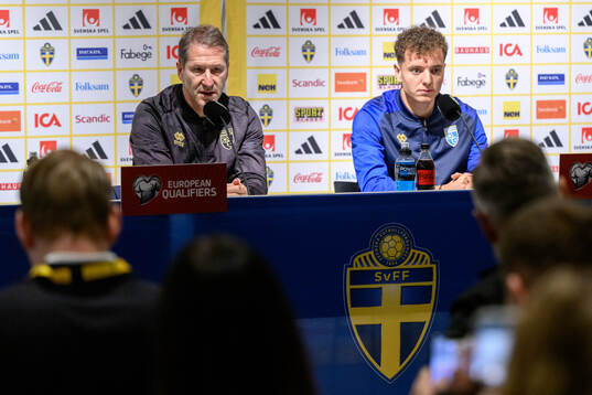 Head coach Franco Foda and Fisnik Asllani of Kosovo