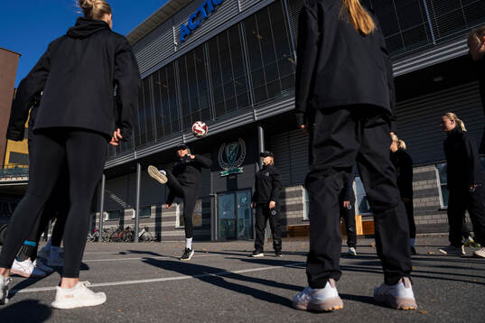 Brynäs Elin Svensson värmer upp
