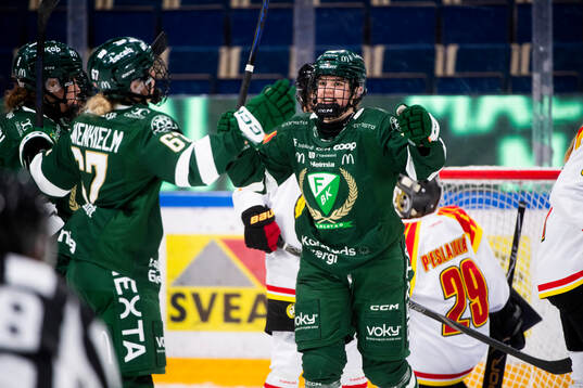 Färjestads Emma Murén jublar