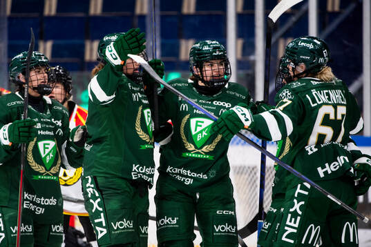 Färjestads Emma Murén jublar med lagkamrater