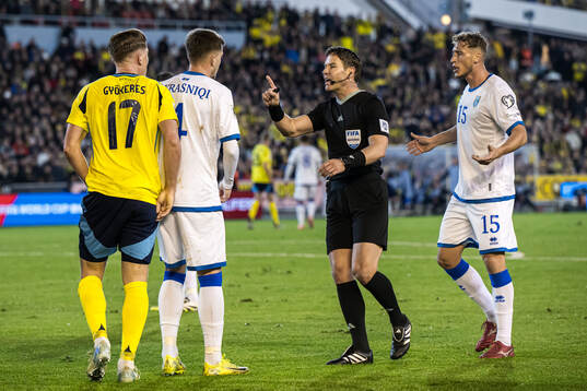 Referee Danny Makkelie and Viktor Gyökeres of Sweden