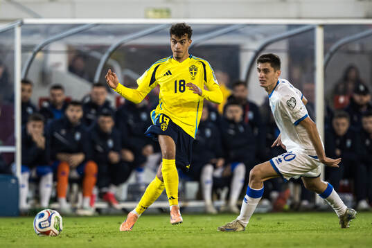 Yasin Ayari of Sweden and Edon Zhegrova of Kosovo