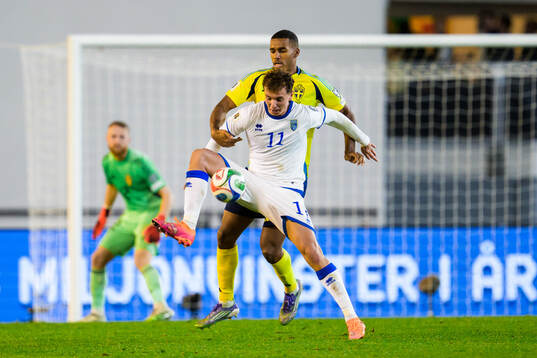 Fisnik Asllani of Kosovo and Isak Hien of Sweden