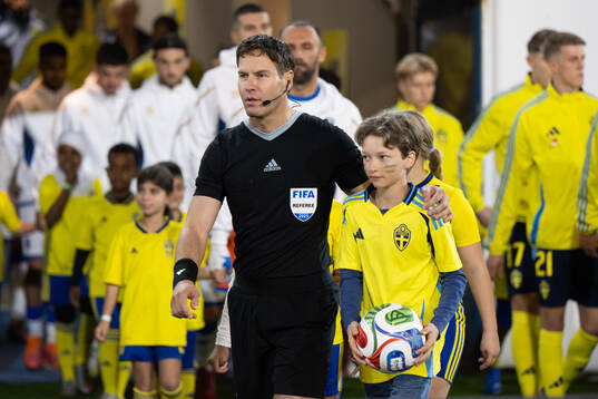 Referee Danny Makkelie  with a mascot