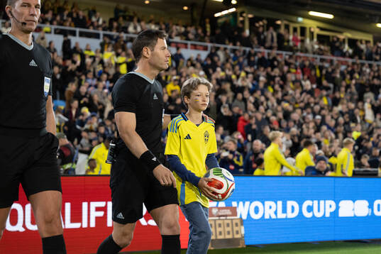 Referee Danny Makkelie  with a mascot
