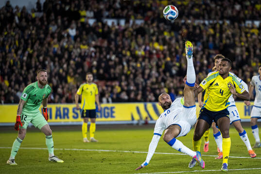Vedat Muriqi of Kosovo and Isak Hien of Sweden