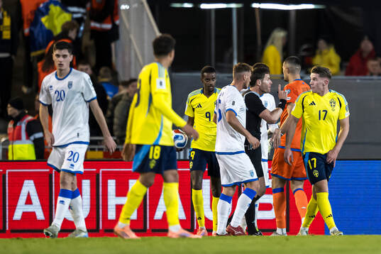 Referee Danny Makkelie and Viktor Gyökeres of Sweden
