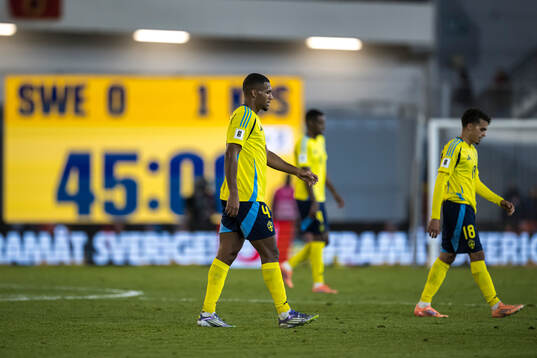 Isak Hien and Yasin Ayari of Sweden look dejected