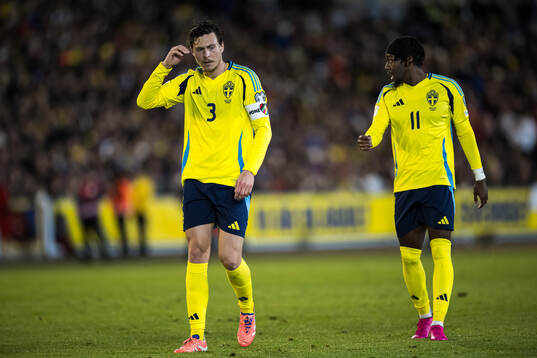 Victor Nilsson Lindelöf and Anthony Elanga of Sweden
