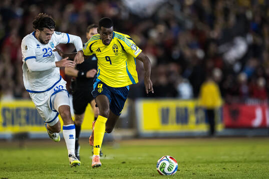 Leon Avdullahu of Kosovo and Alexander Isak of Sweden