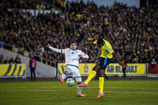 Florent Muslija of Kosovo and Alexander Isak of Sweden