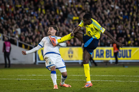 Florent Muslija of Kosovo and Alexander Isak of Sweden
