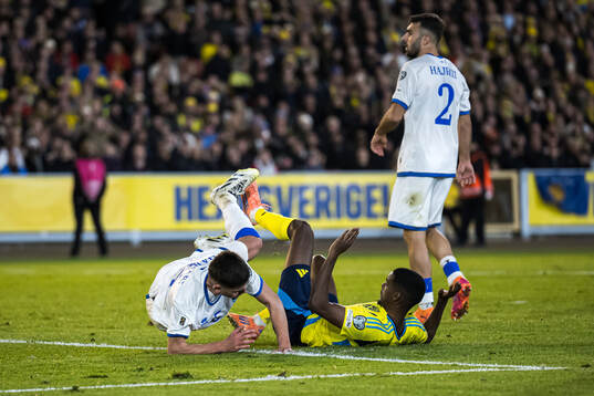 Albian Hajdari of Kosovo and Alexander Isak of Sweden