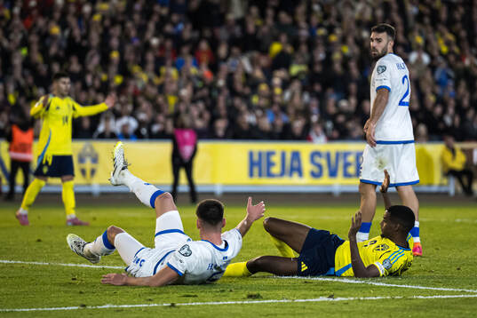 Albian Hajdari of Kosovo and Alexander Isak of Sweden