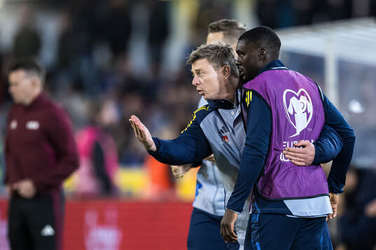Head coach Jon Dahl Tomasson and Ken Sema of Sweden