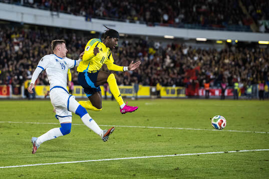 Lindon Emerllahu of Kosovo and Anthony Elanga of Sweden