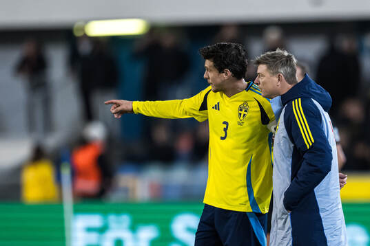Victor Nilsson Lindelöf and Head coach Jon Dahl Tomasson