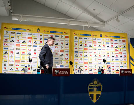 Head coach Jon Dahl Tomasson of Sweden