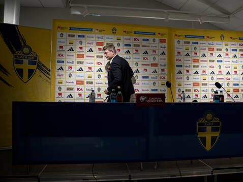 Head coach Jon Dahl Tomasson of Sweden